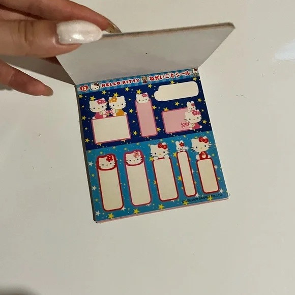 Hello Kitty Sticker Book - Picture 2 of 5